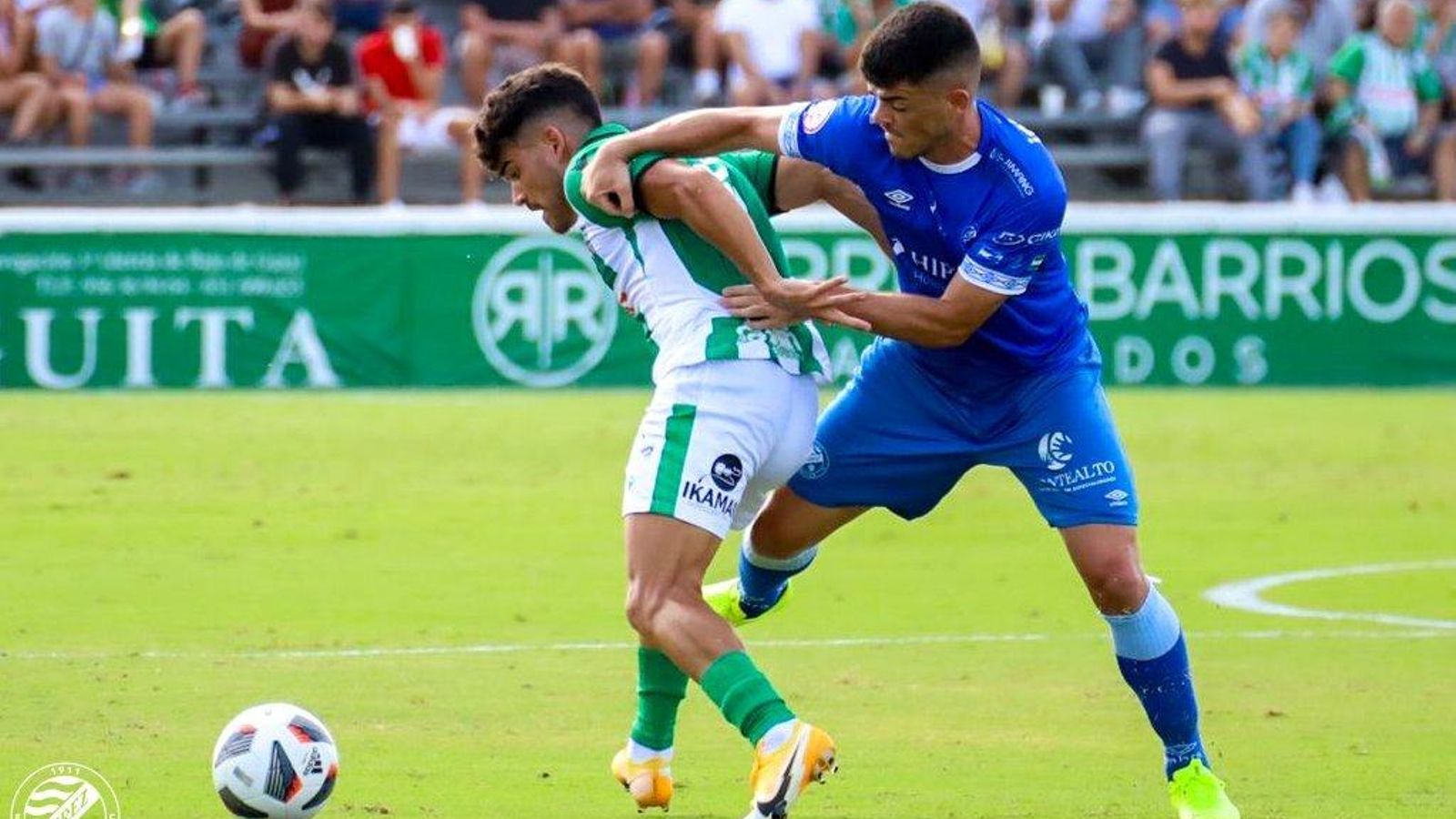 Carri forcejea con un futbolista del Sanluqueño. Carri forcejea con un futbolista del Sanluqueño.