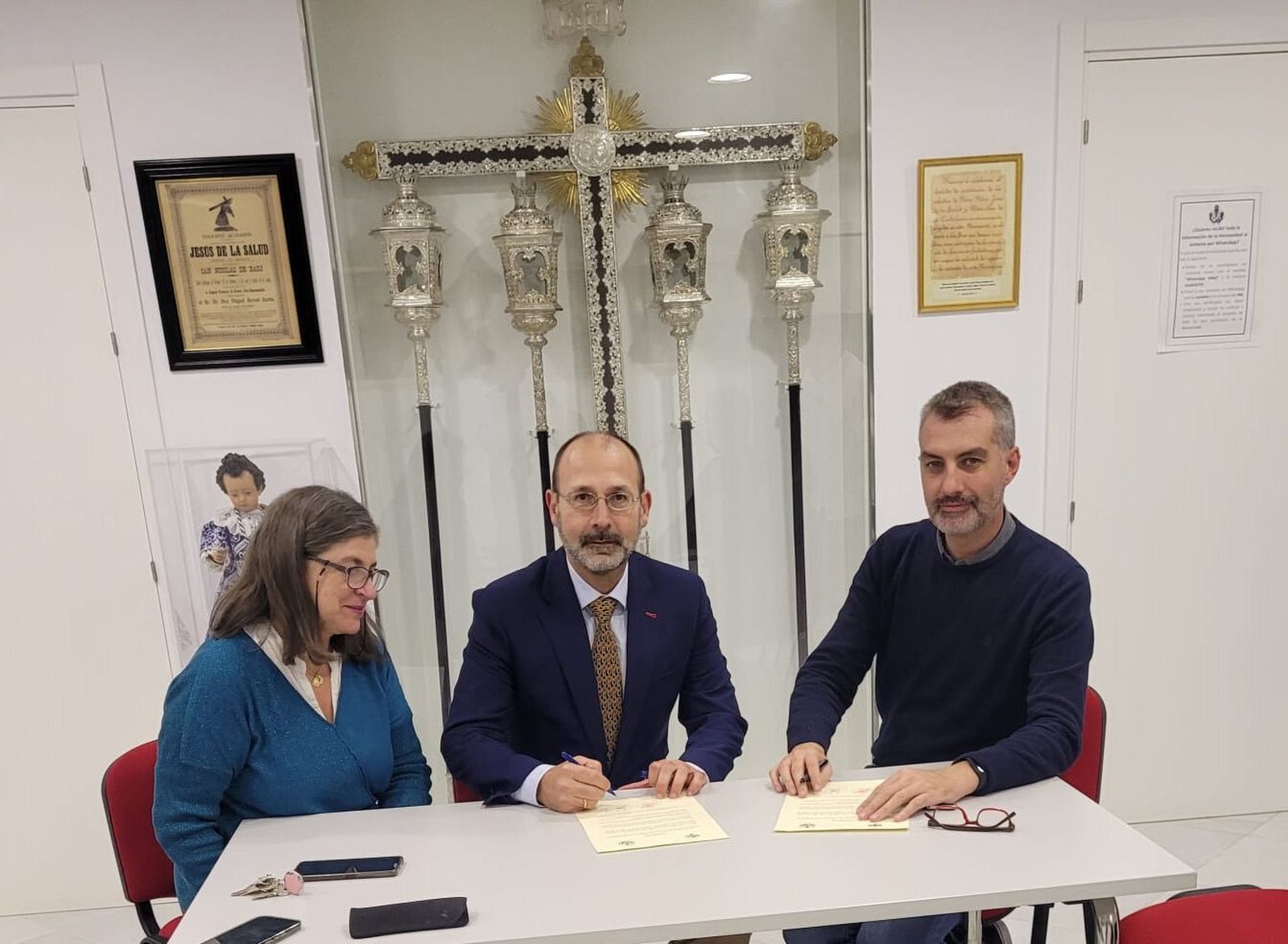 En el centro, José Antonio Fernández, hermano mayor. A su izquierda, Ignacio Cansino, director de la banda