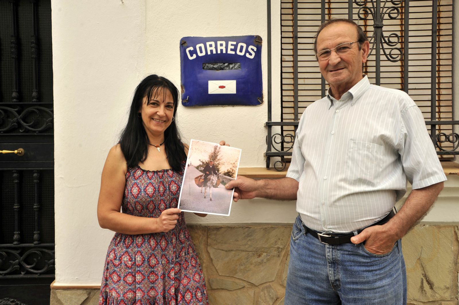 Ramón Salguero, que estuvo 40 años de cartero en Benamahoma, los mismo que su suegro Plácido, posa junto a una de sus hijas, Rosa María, cartera también los últimos seis años.