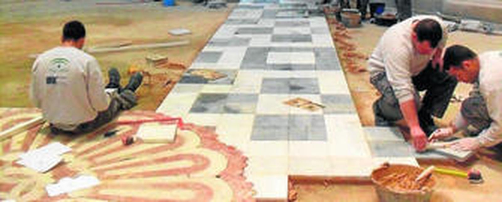 Los trabajos en la solería de la Capilla Real de la Catedral.