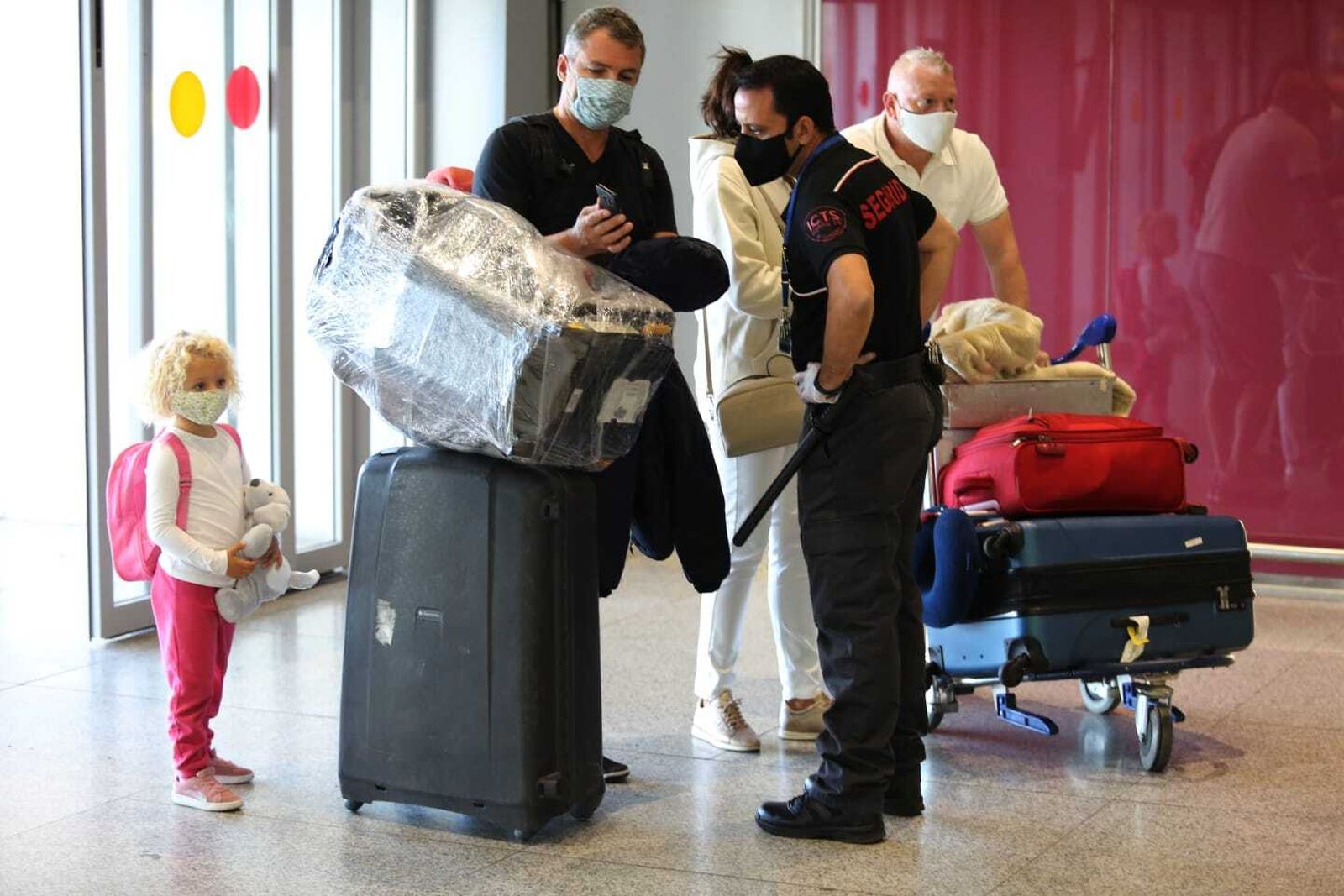 El aeropuerto de Málaga en el primer día de movilidad restringida en Andalucía.