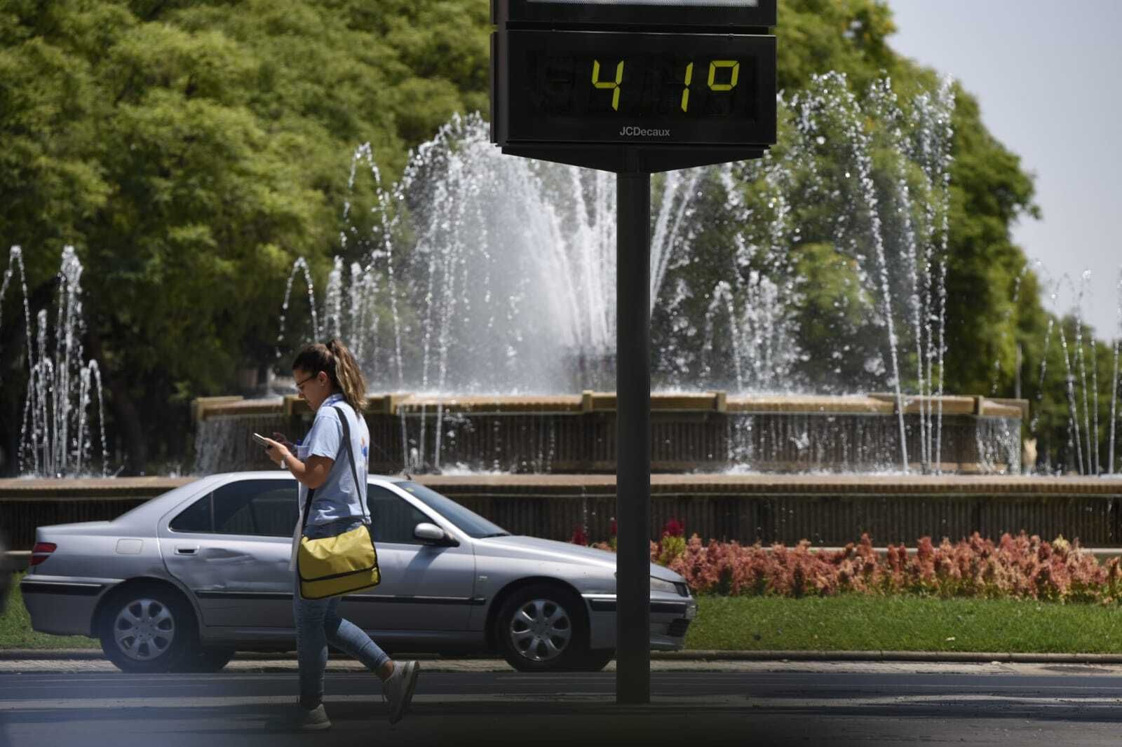 Un termómetro marca hoy 41 grados en la capital.