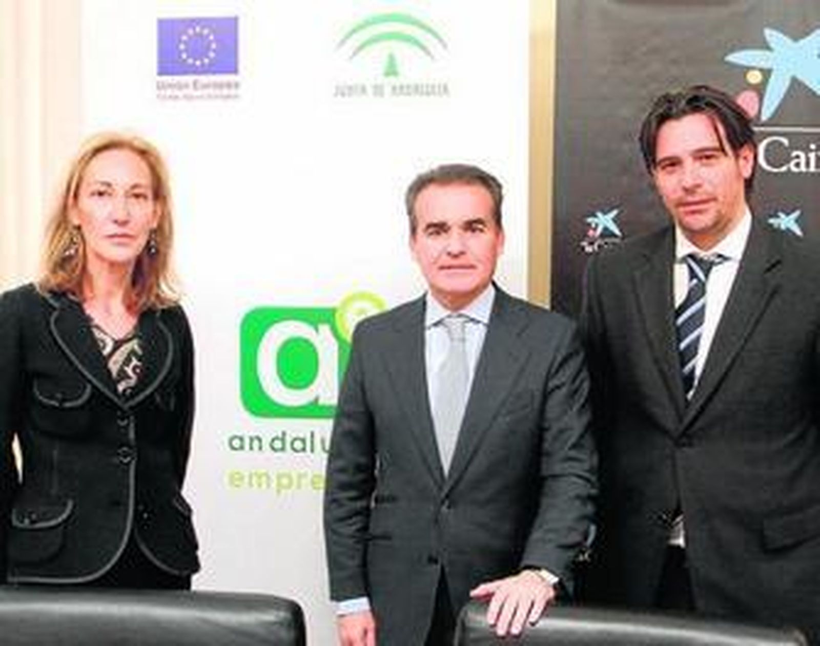 Susana López, directora provincial de Andalucía Emprende en Sevilla; Rafael Herrador, director territorial de La Caixa en Andalucía Occidental; y Alejandro Gómez, cofundador de la empresa cordobesa Qualica-RD, ayer, en Sevilla.