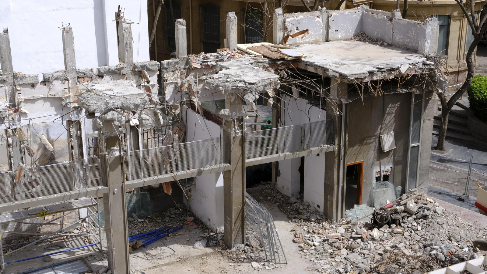 Las mejores imágenes del edificio de Correos demolido