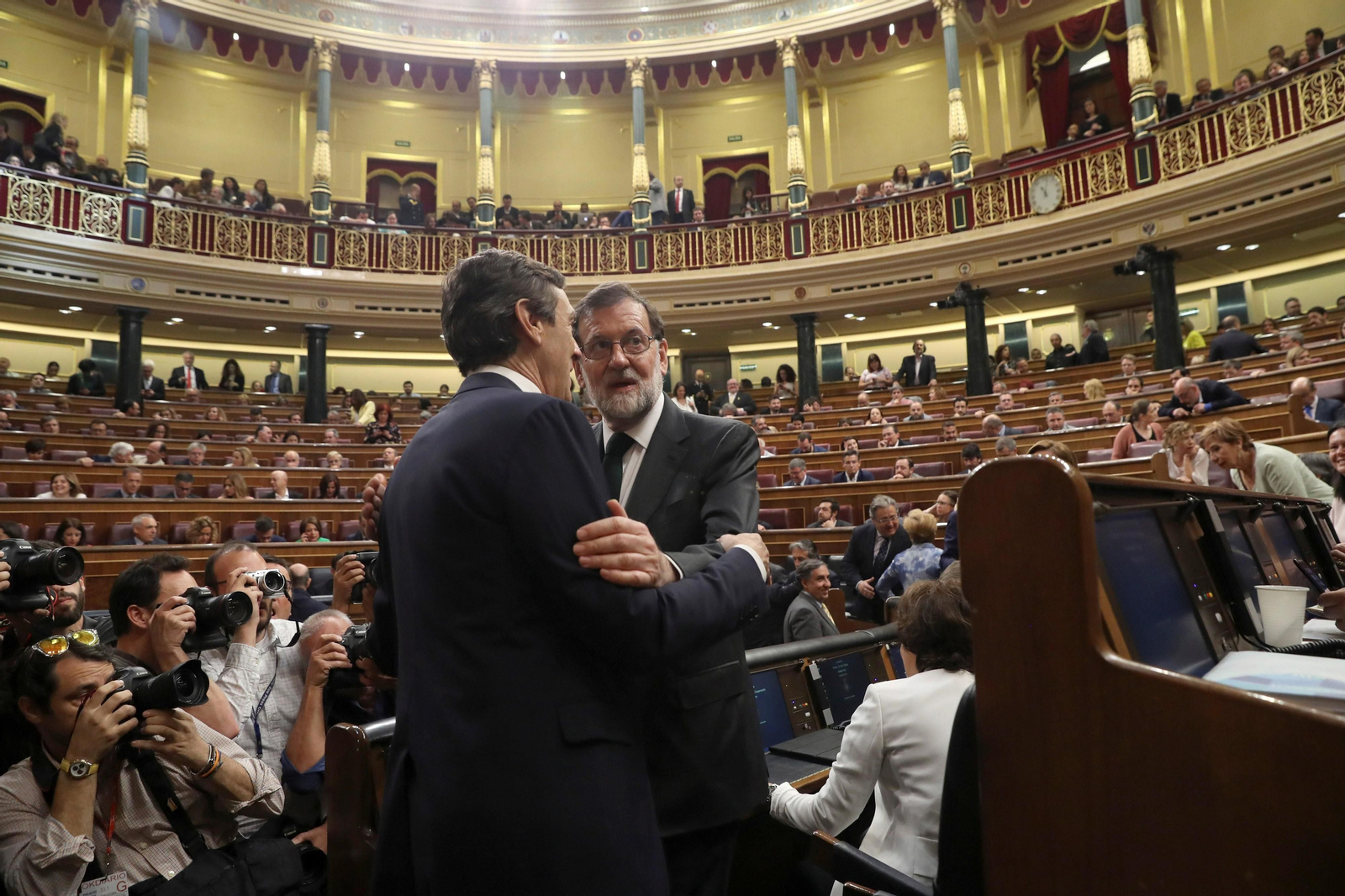 Rajoy abraza a Rafael Hernando.