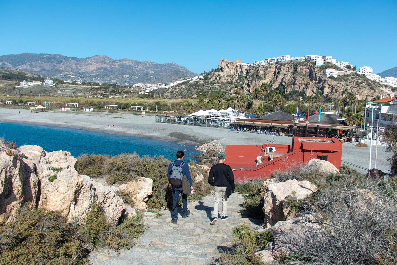 Dos personas bajan por el Peñón de Salobreña