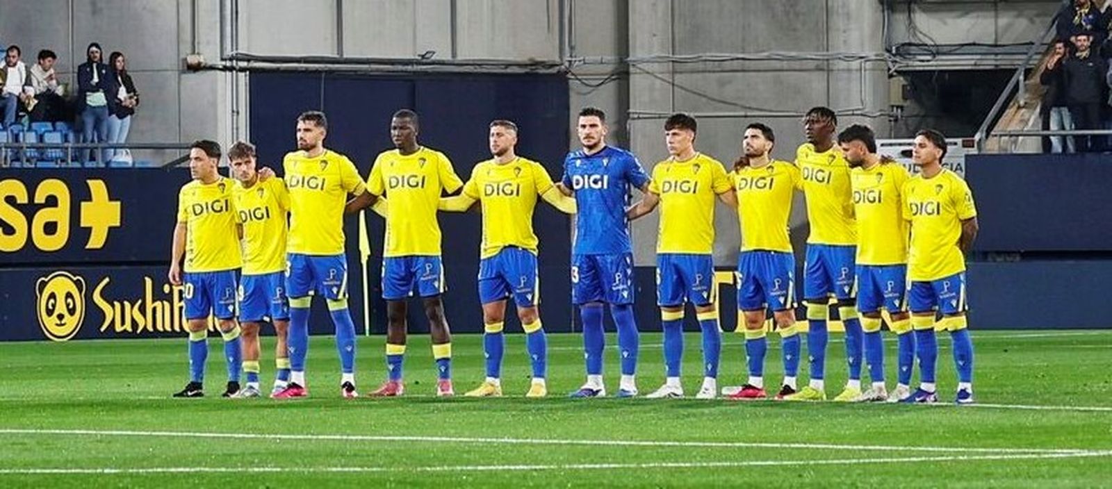 Formación inicial del Cádiz en el partido contra el Sporting.