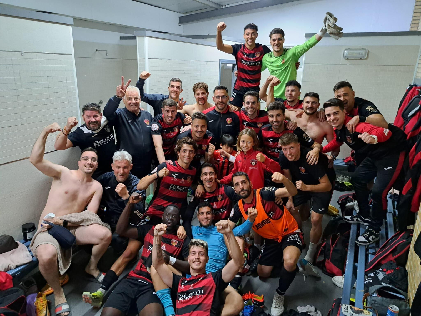 Los jugadores del Puente Genil, felices tras ganar en Uterra.