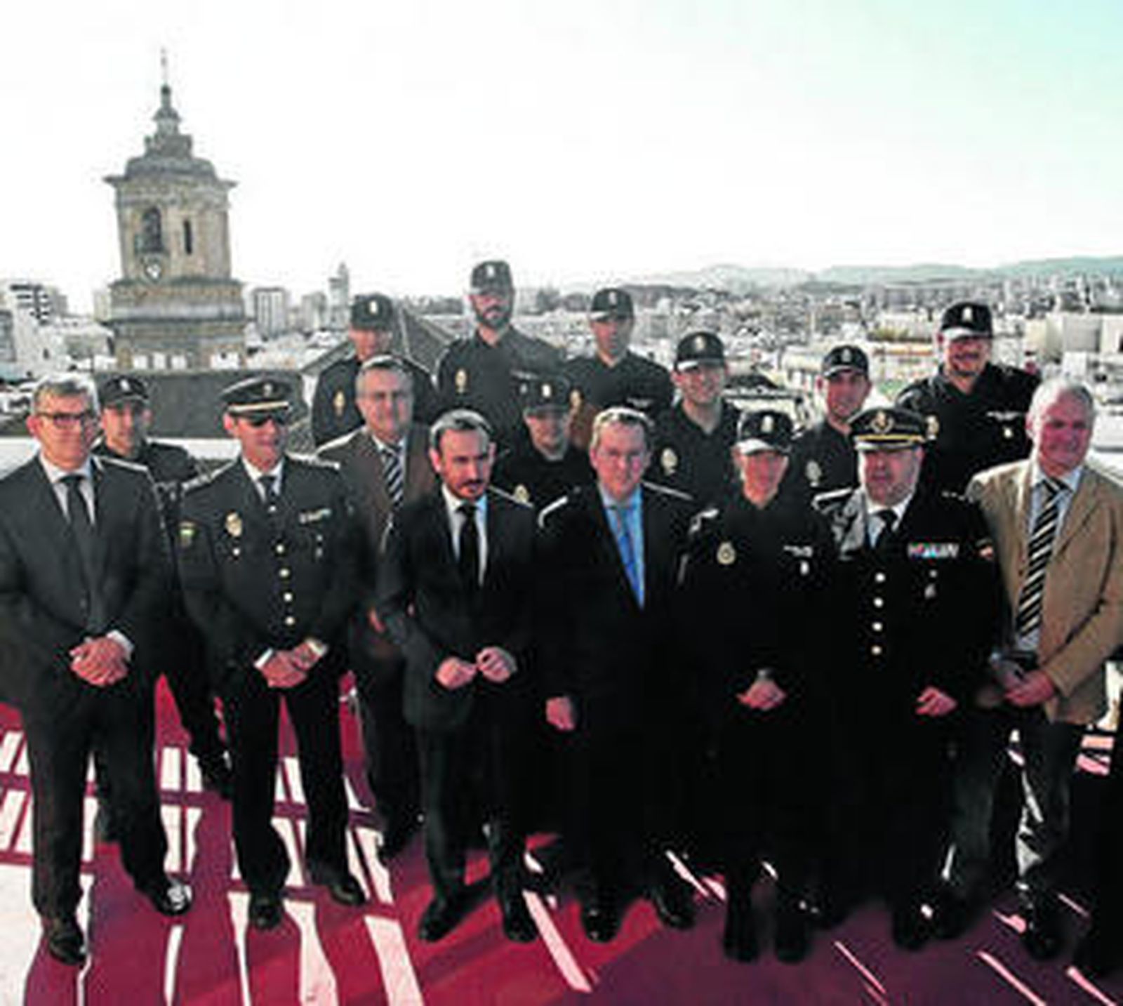 El consejero de Justicia e interior posa con miembros de la Policía autonómica en Algeciras.