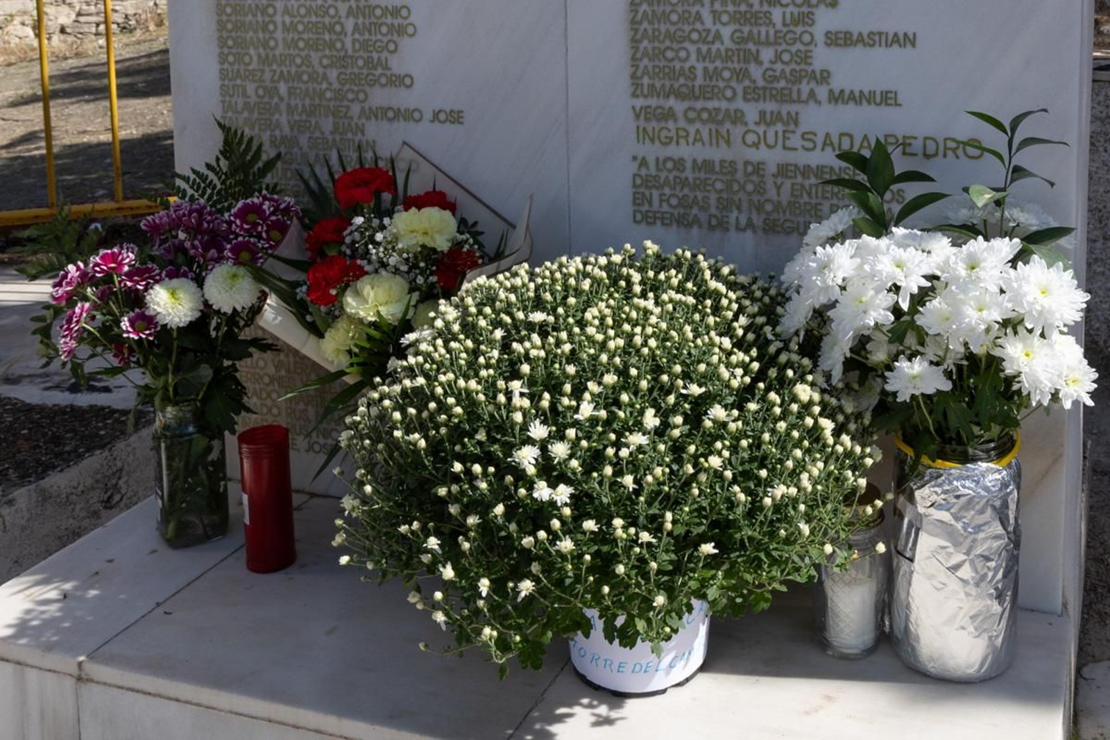 Día de Los Santos en el cementerio de San Fernando y San Eufrasio de Jaén, en imágenes