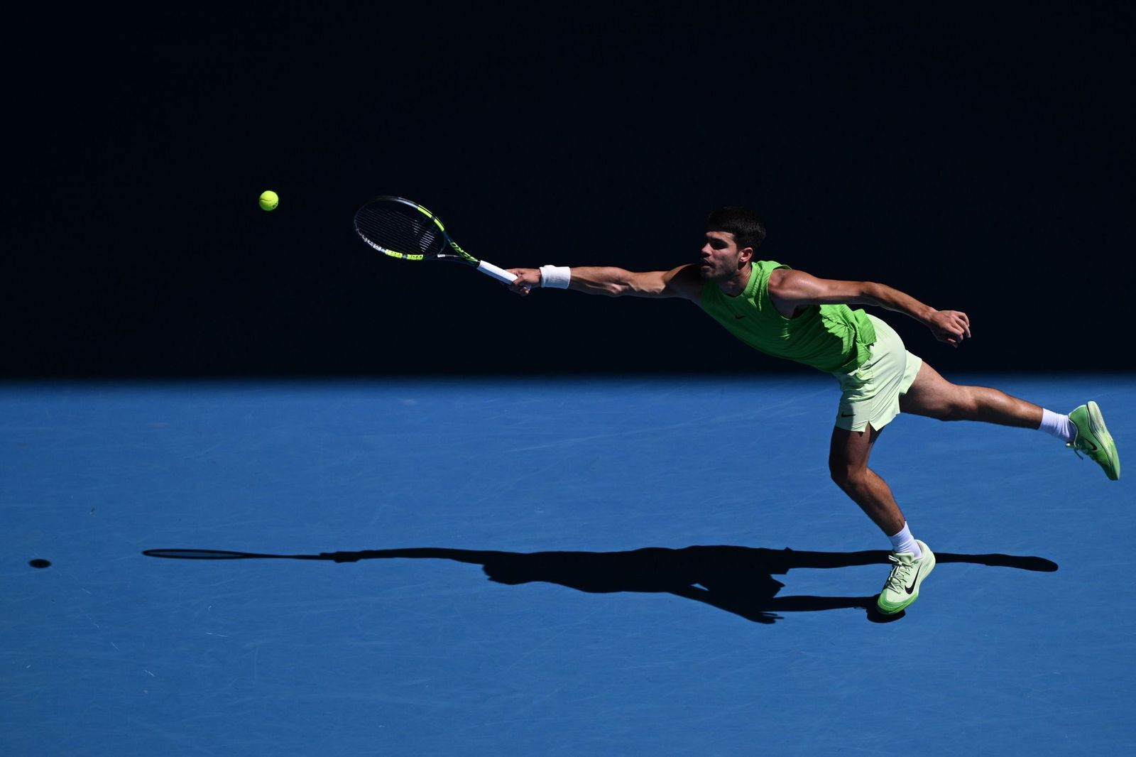 Carlos Alcaraz trata de llegar a una complicada bola.