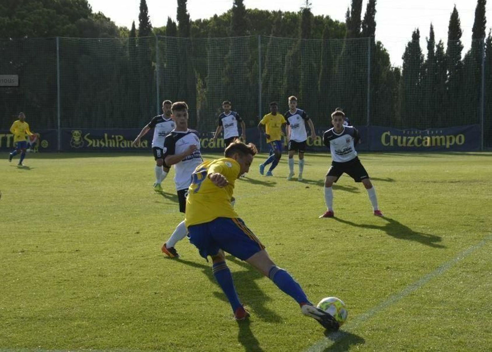 El Mérida defiende un centro del Cádiz B.