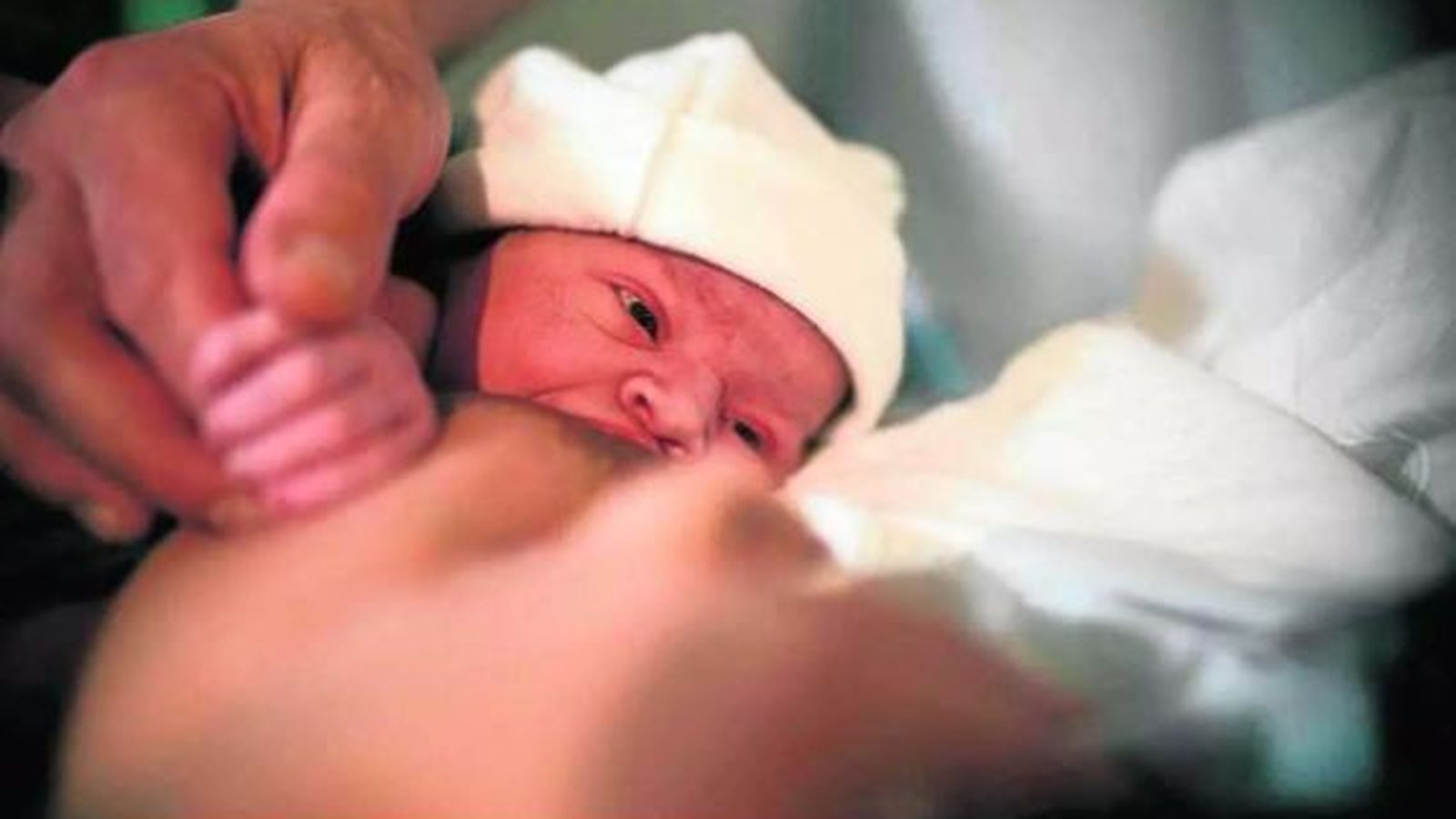 Una mujer amamanta a su hijo recién nacido.