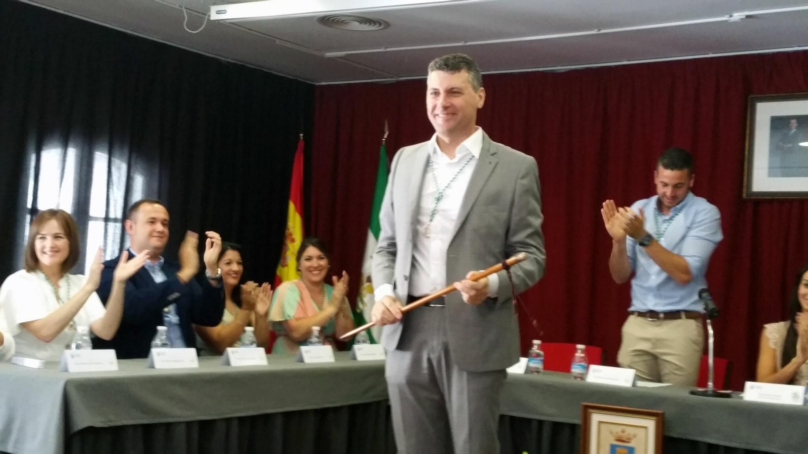 El alcalde de Jimena, Fran Gómez, muestra el bastón de mando.