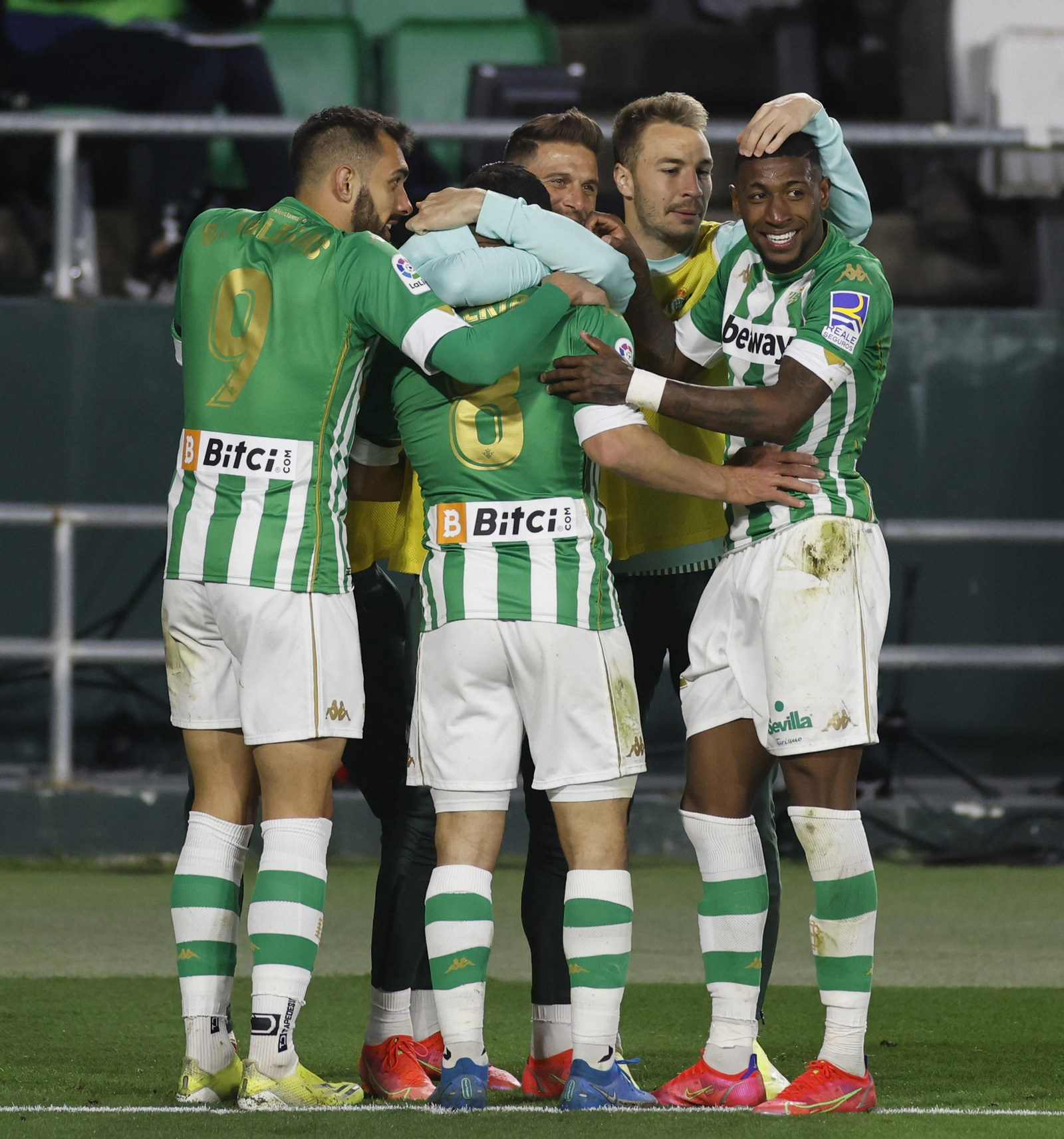 Los jugadores del Betis abrazan a Fekir.