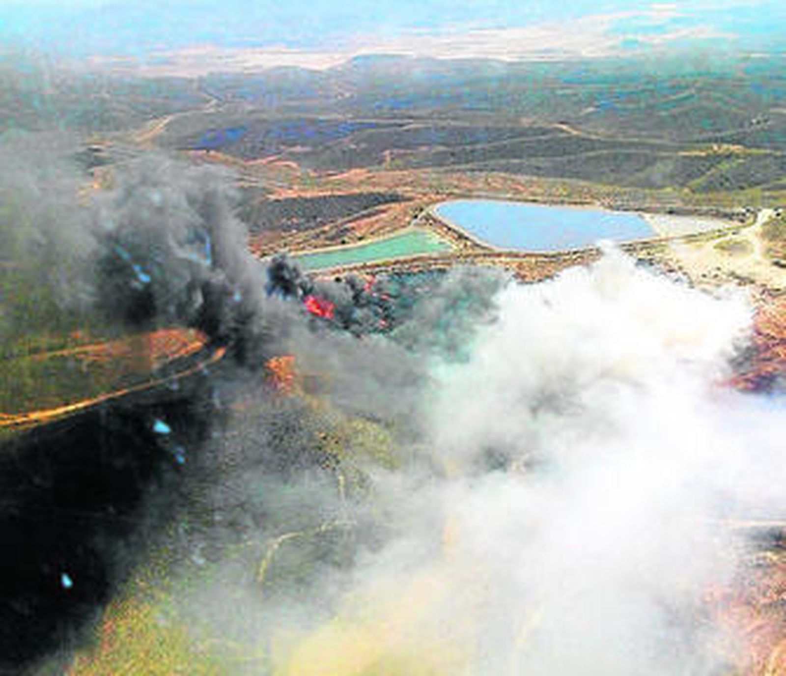 Paraje Torvizco de Carboneras, durante el incendio forestal.