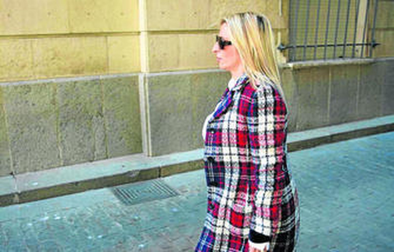 La abogada Esperanza Lozano, que defiende a José Fernando, acude a la rueda de reconocimiento en el juzgado.