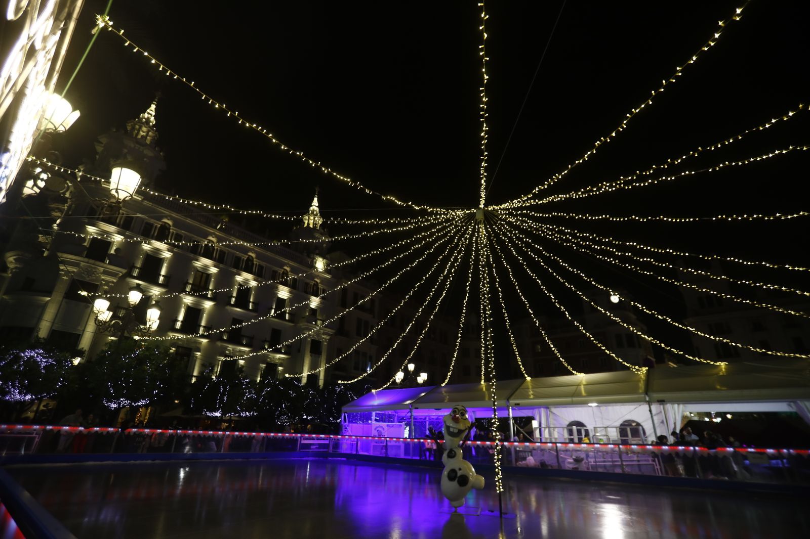 El encendido del espectáculo navideño de la calle Cruz Conde de Córdoba, en imágenes