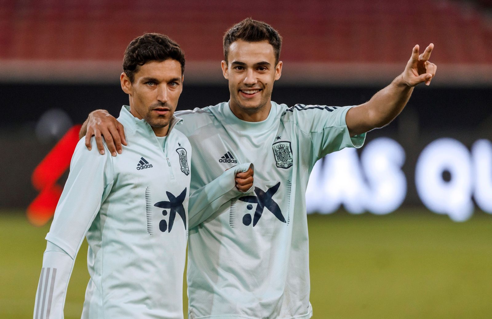 Jesús Navas y Reguilón bromean en el entrenamiento del anterior parón de selecciones.
