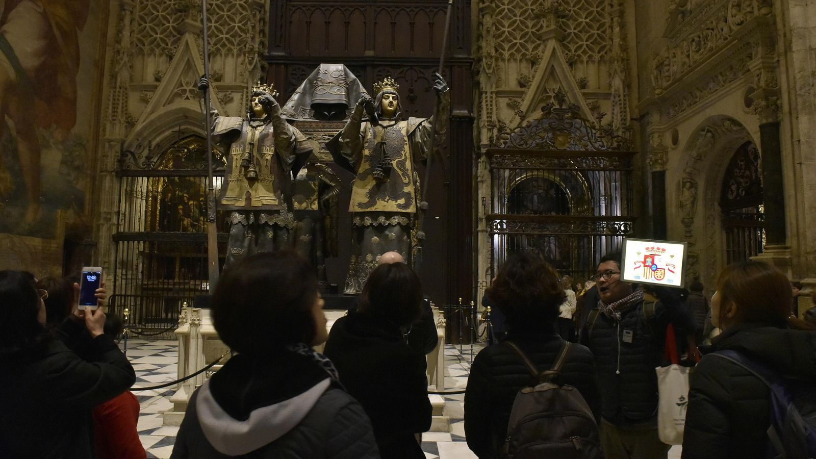 Un grupo de turistas ante la tumba de Colón.