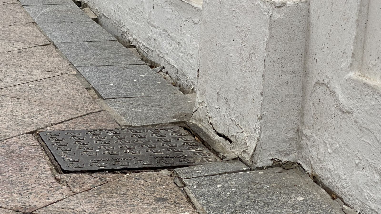 La balaustrada está desplazada en algunos tramos, que también presentan hundimiento