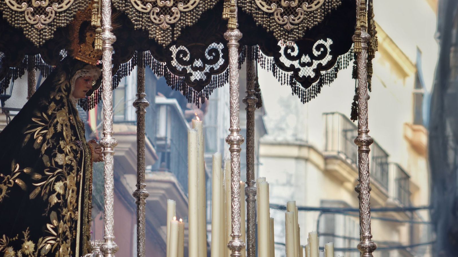 La Virgen de los Dolores sale de la Iglesia de San Lorenzo esta tarde.