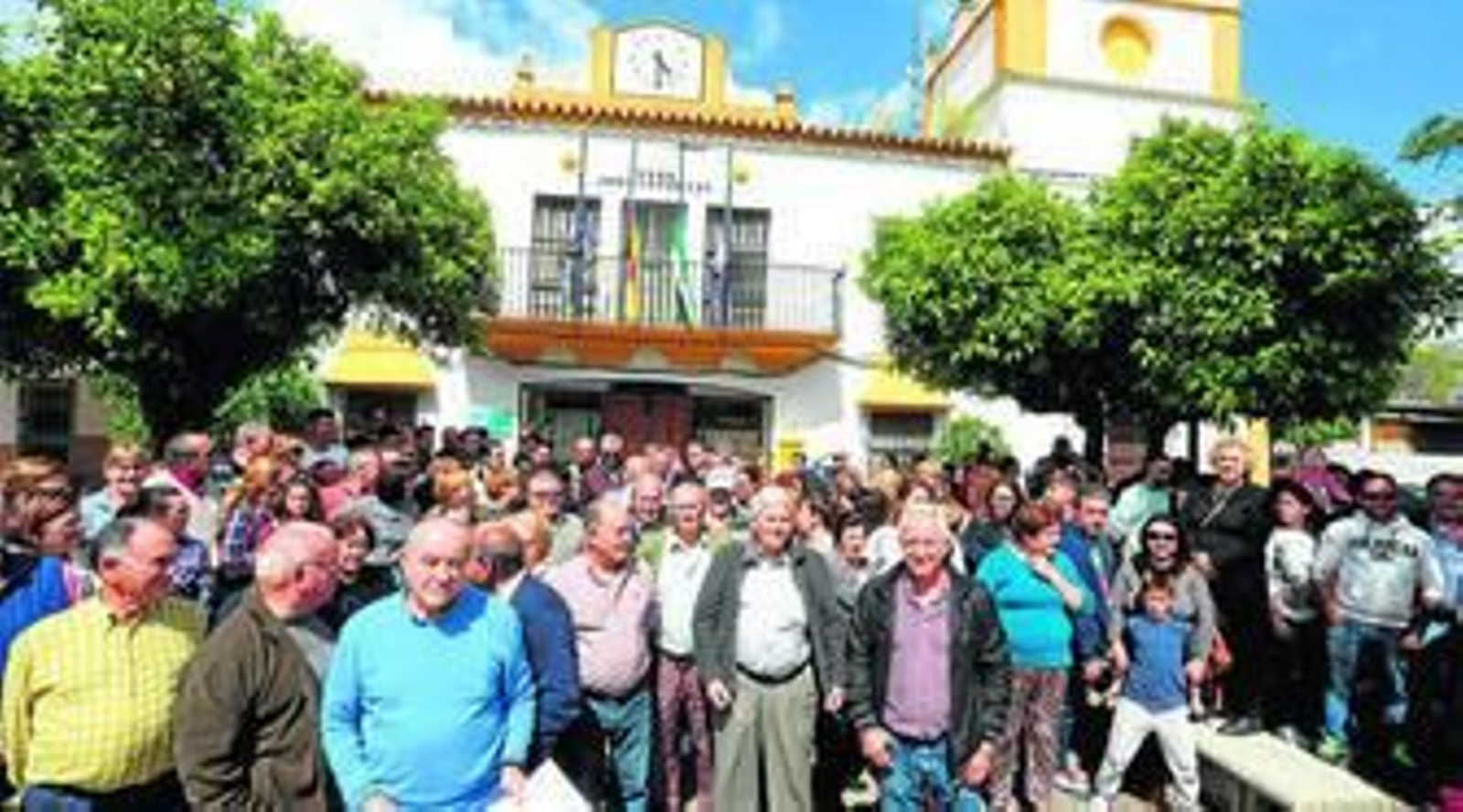 Vecinos de El Torno se concentraron ayer frente al Ayuntamiento para exigir que siga el PSOE gobernando en la pedanía.