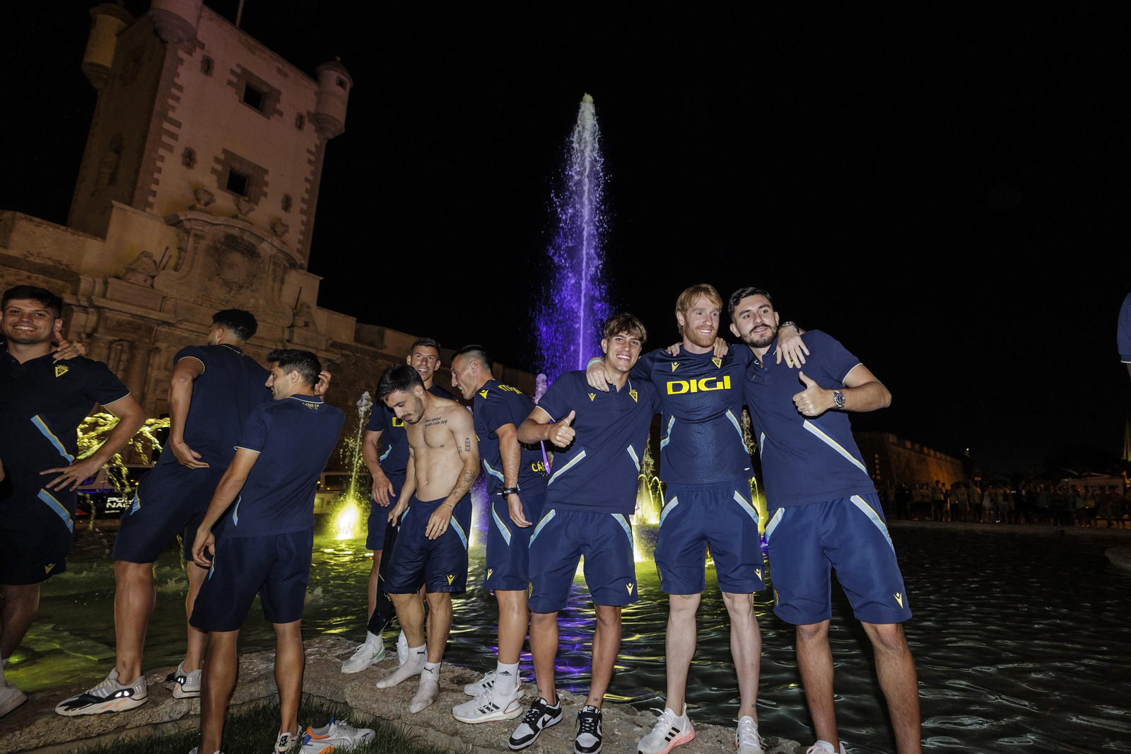 Las imágenes de la afición del Cádiz C.F. celebrando la permanencia en la fuente más cadista