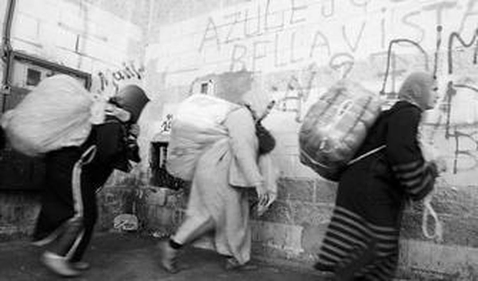 Mujeres marroquíes caminaban ayer por la zona donde se produjo el fatal accidente.