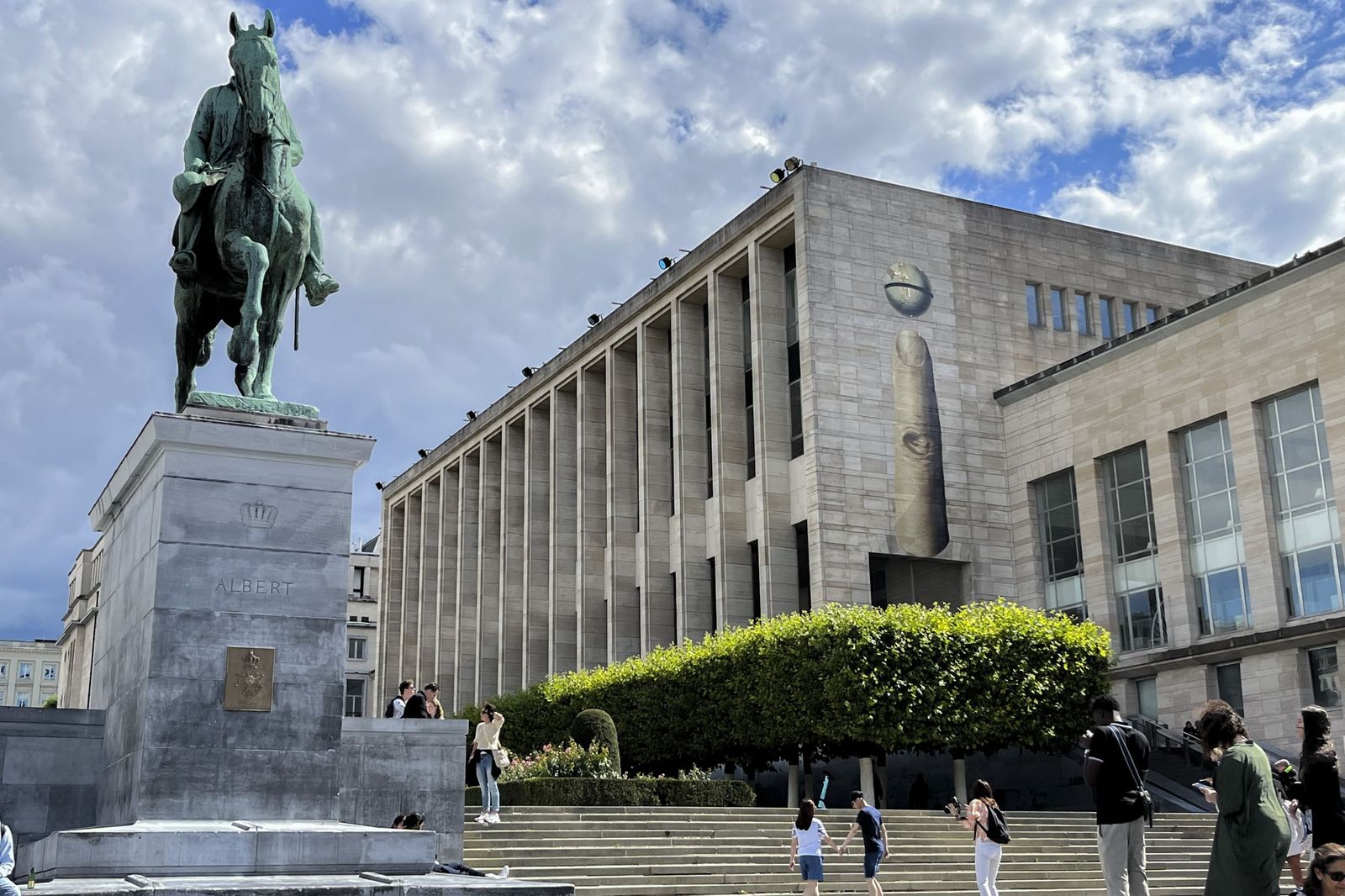 Explanada del jardín del Monte de las Artes, con el mural de un dedo que aparece en el cuadro ‘La Lecture défendue’.