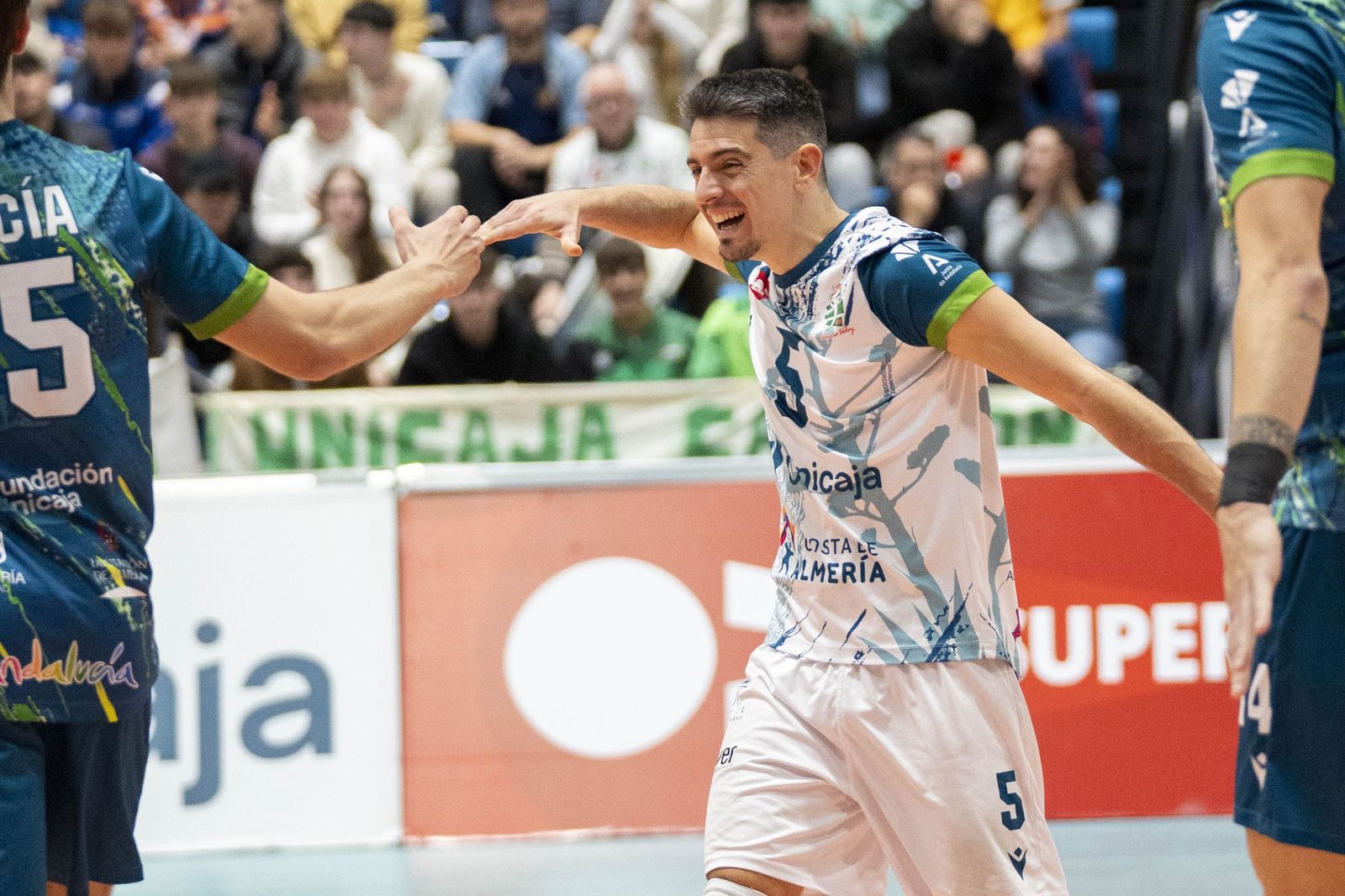 Las imágenes del partido entre Unicaja Costa de Almería y Pamesa Teruel de Superliga de voleibol