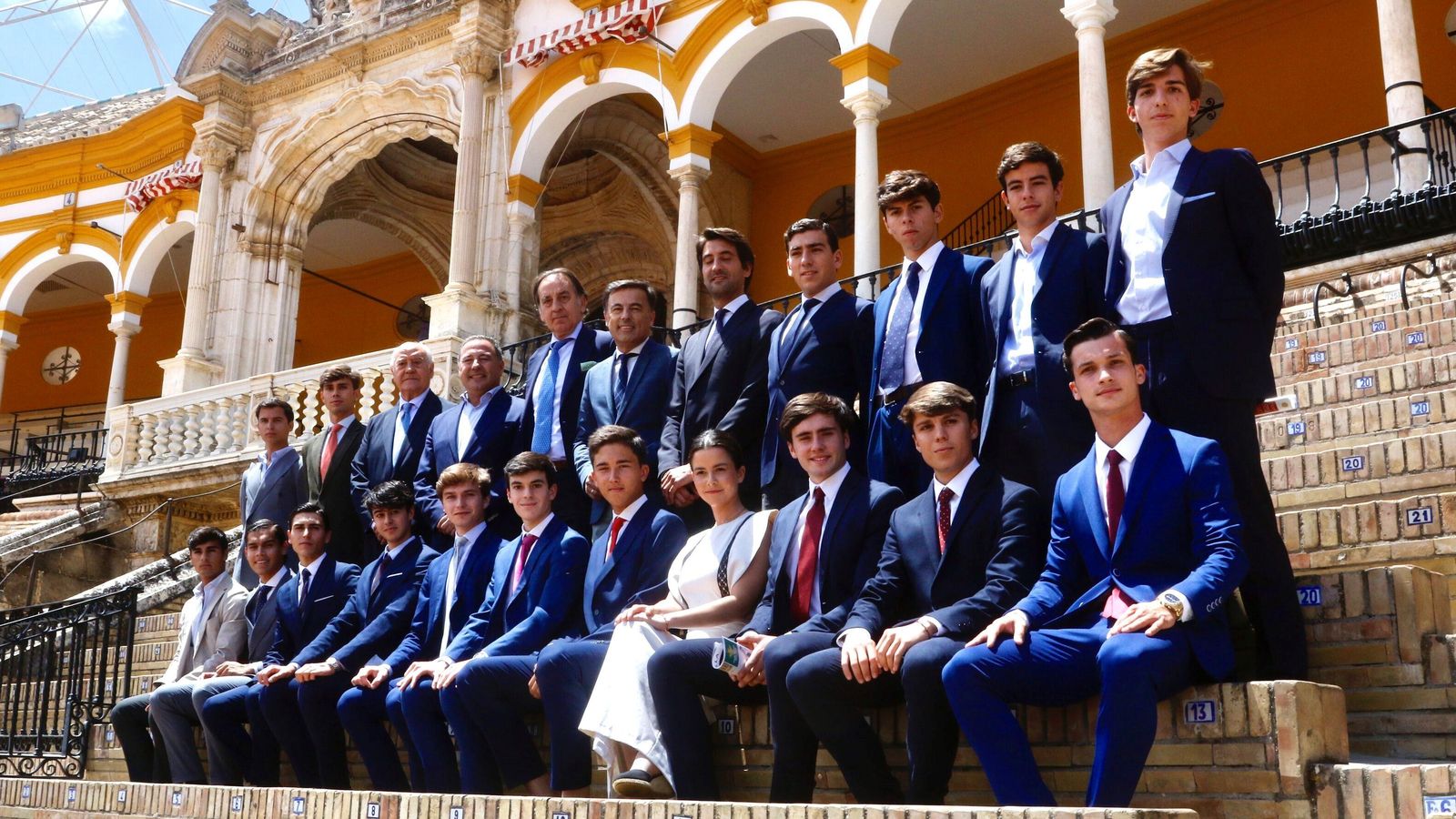 Los 18 aspirantes, retratados en los tendidos de la plaza de la Maestranza.