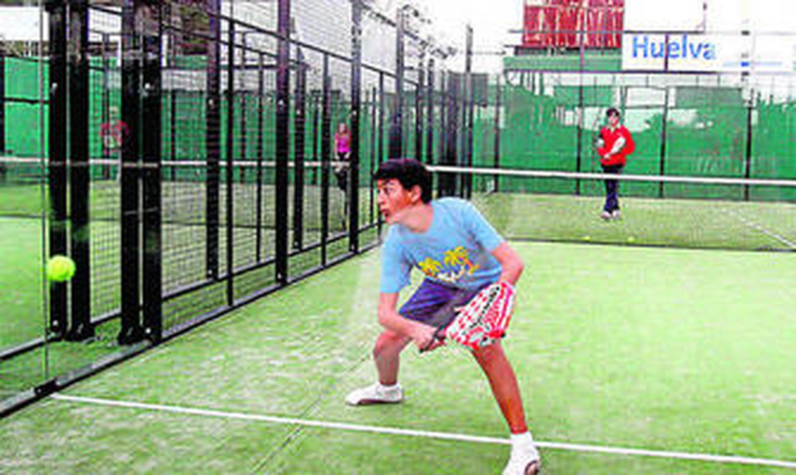 El pádel es un deporte en auge que cada día cuenta con más aficionados en la provincia de Huelva.