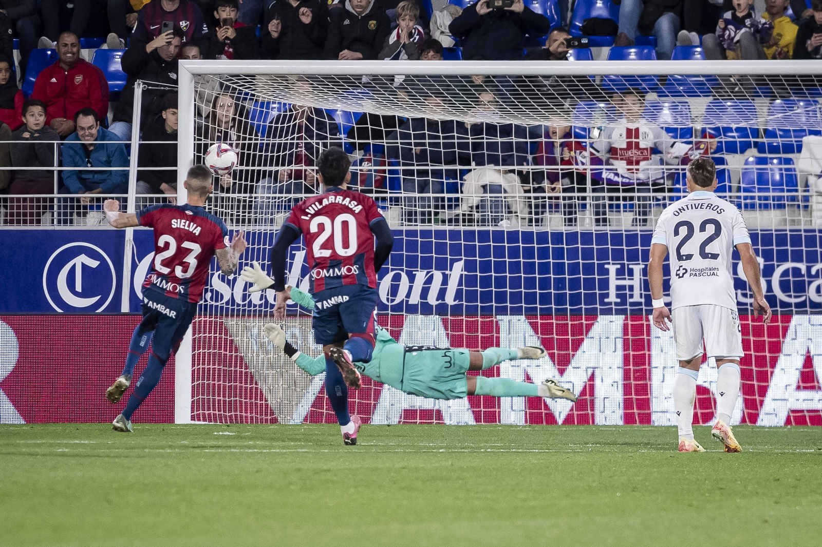 Las imágenes del partido entre el Huesca y el Cádiz C.F