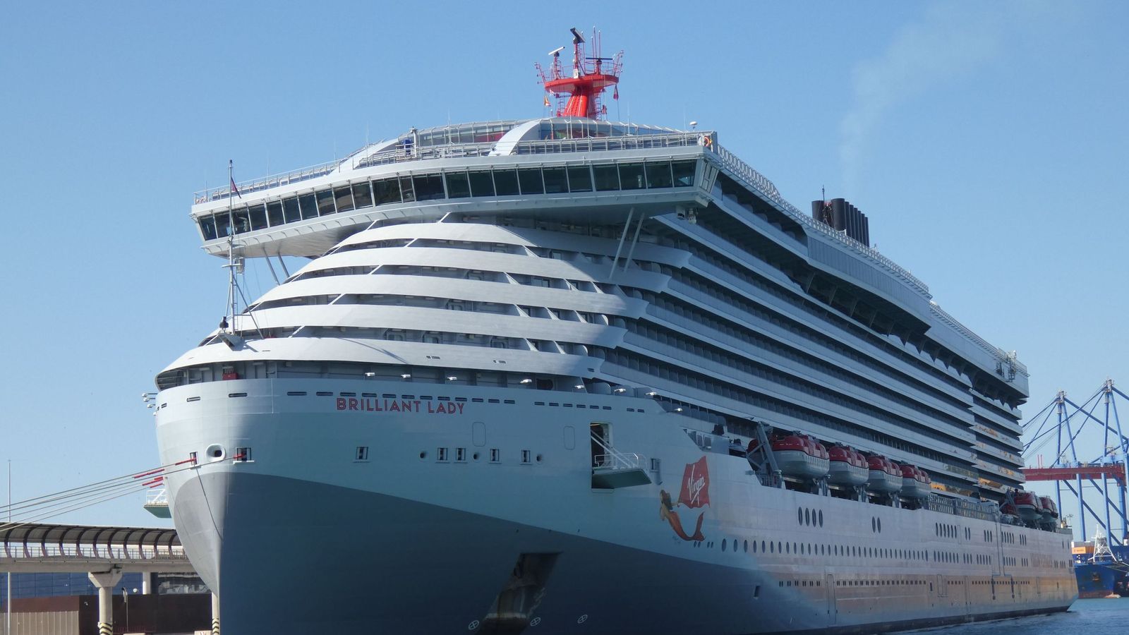 BRILLIANT LADY, nueve meses fondeado en la bahía de Málaga.