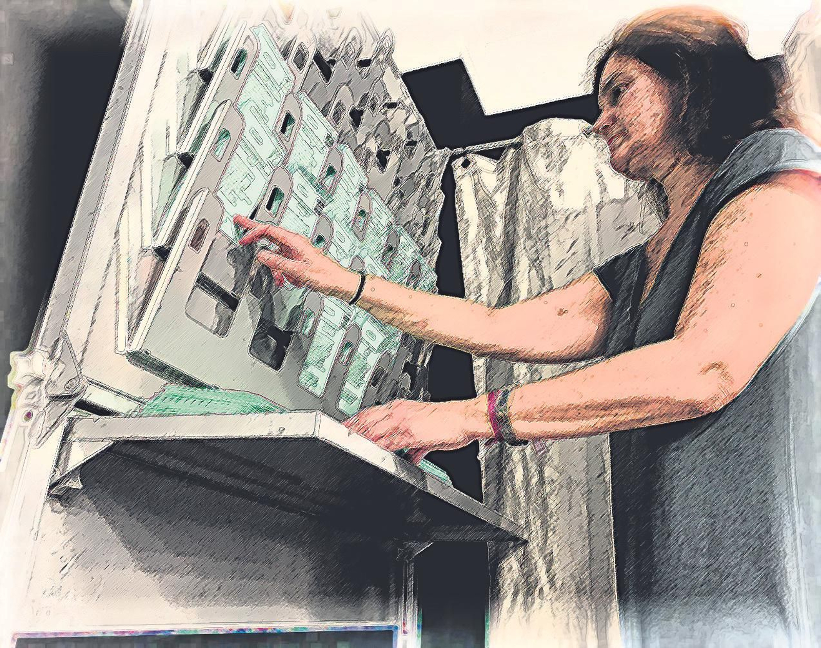 Una mujer revisa las papeletas de los partidos en la víspera de las elecciones andaluzas.