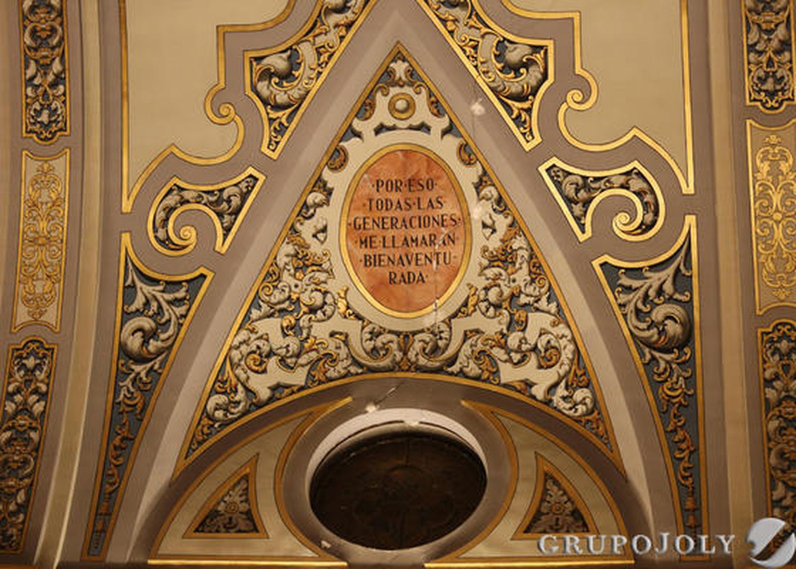 Grietas que se pueden observar en los techos y paredes de la basílica que serán reparadas.

Foto: M.J. LÓPEZ
