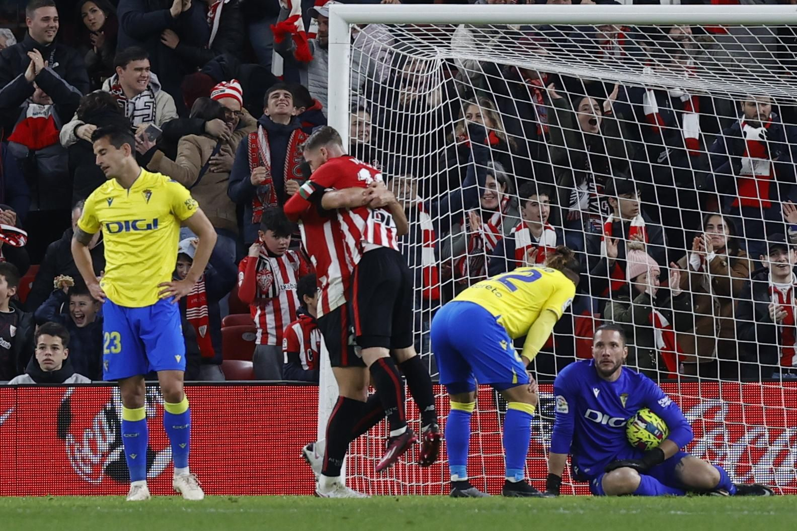 Desolación en el Cádiz tras uno de los goles del Athletic. Desolación en el Cádiz tras uno de los goles del Athletic.