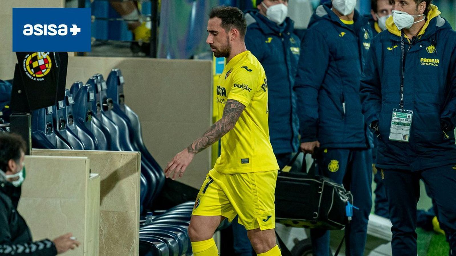Paco Alcácer se retira del terreno de juego lesionado.