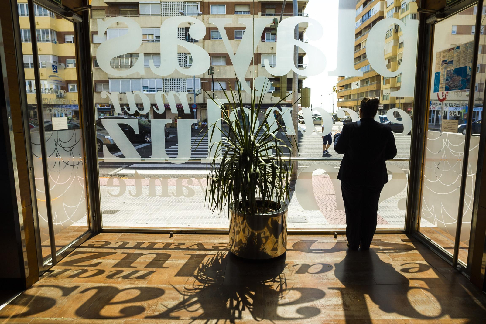 La avenida vista desde el interior de la oficina  de turismo  cercana al estadio Carranza.