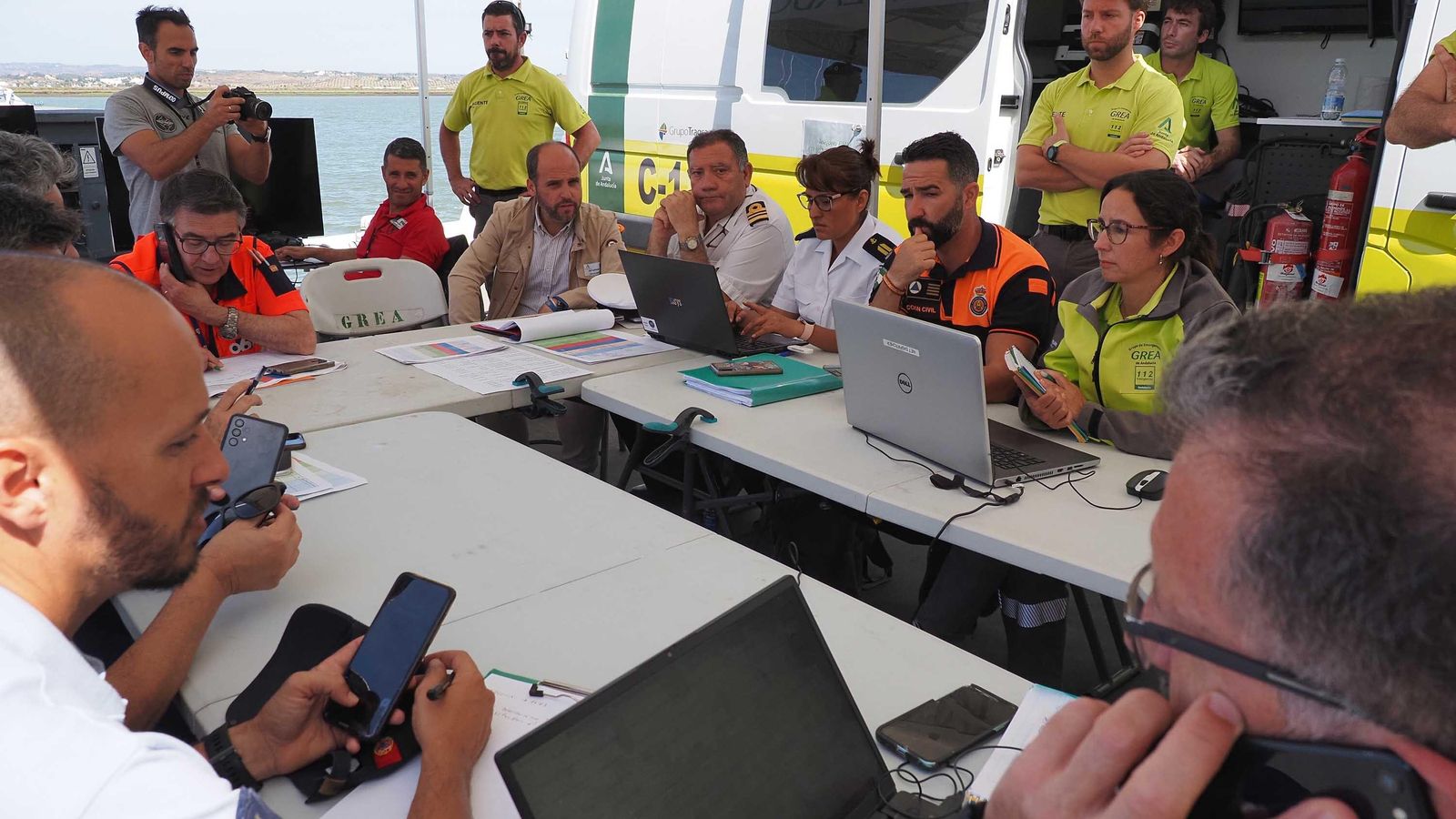 Reunión de coordinación en el Puesto de Mando Avanzado instalado en el Puerto de Ayamonte