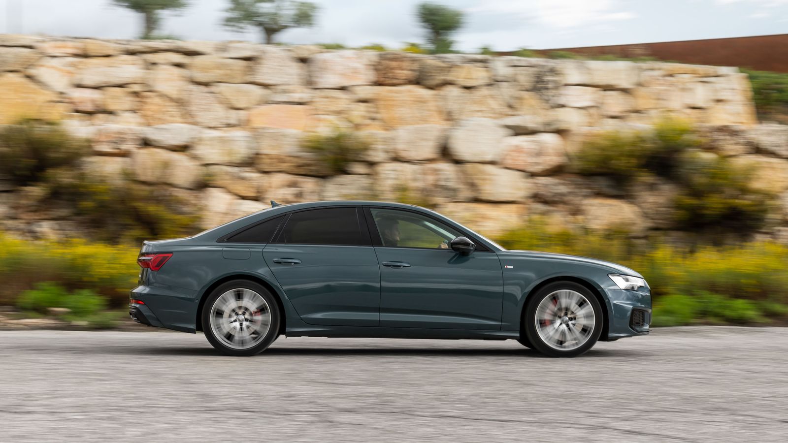 Son los A6, por su combinación de la batería más capaz con el peso y la menor superficie frontal los que consiguen la autonomía eléctrica mayor de los PHEV de Audi: hasta 73 km WLTP.