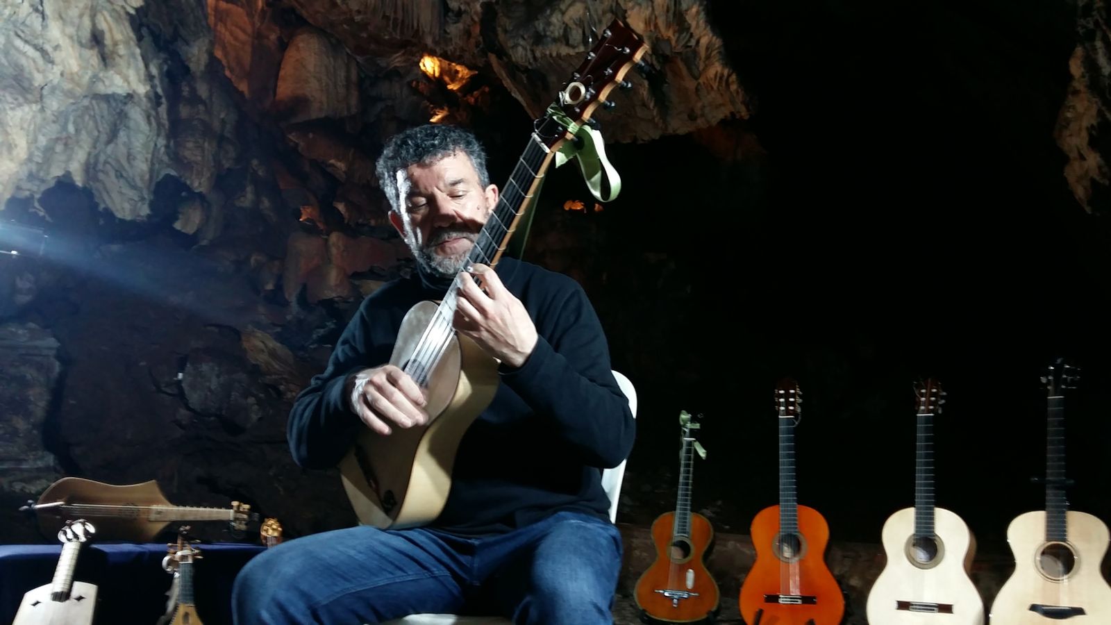 José Luis Pastor en la Gruta de las Maravillas.