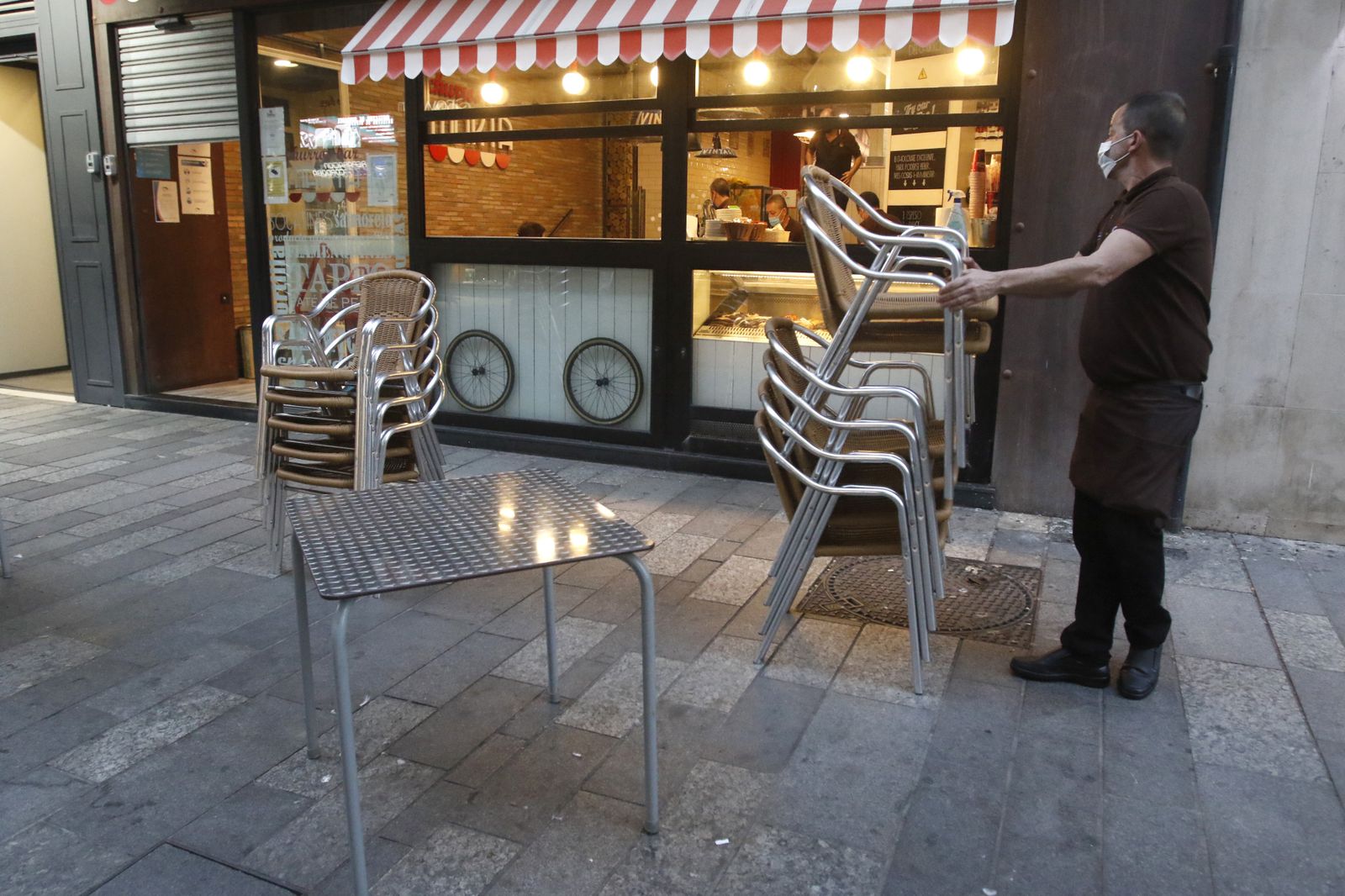 La primera tarde de cierre de bares y comercio en Córdoba, en fotografías