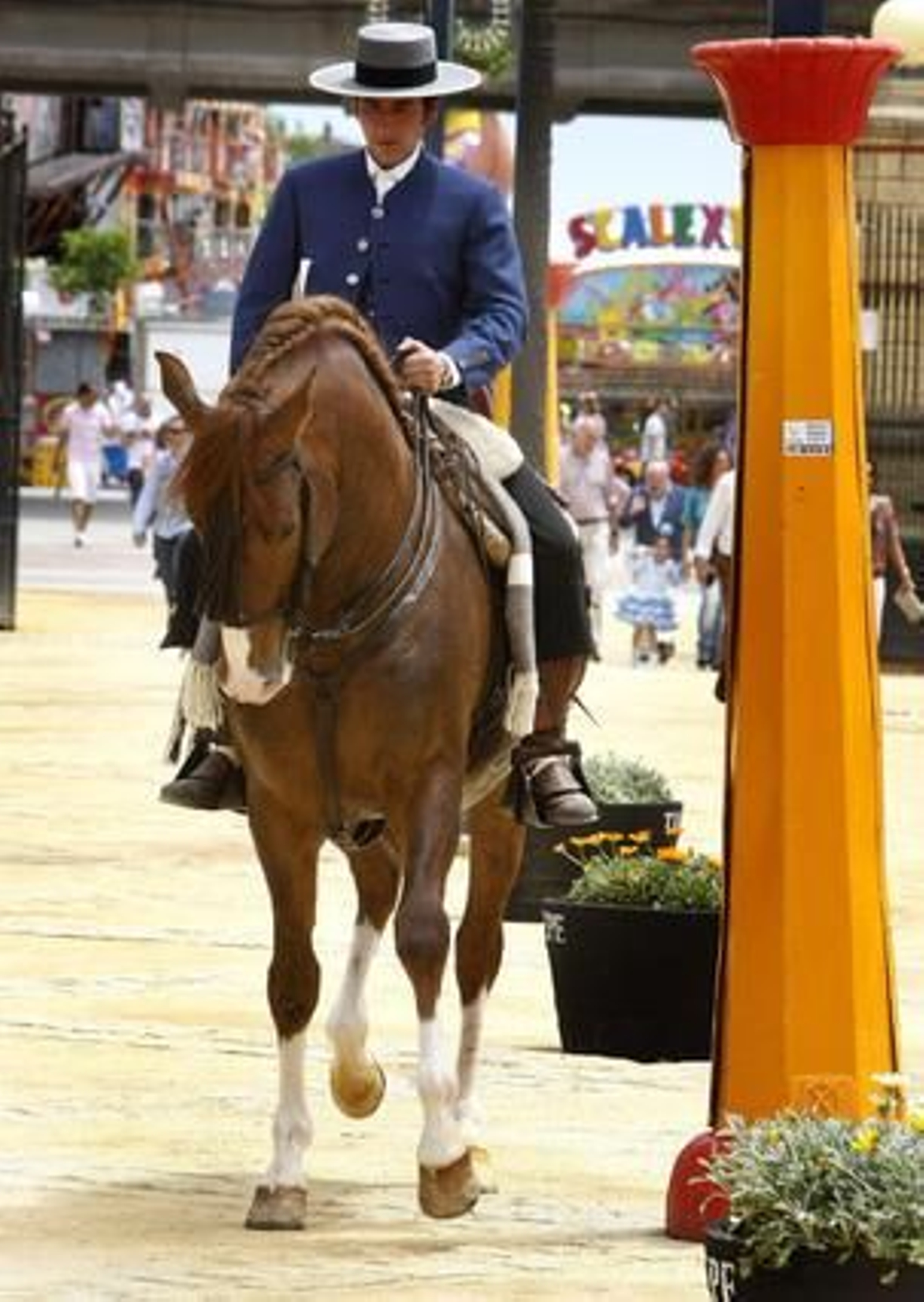 Seña de identidad. Tradicional estampa de un caballista, ayer, por el Real del González Hontoria.

Foto: Pascual