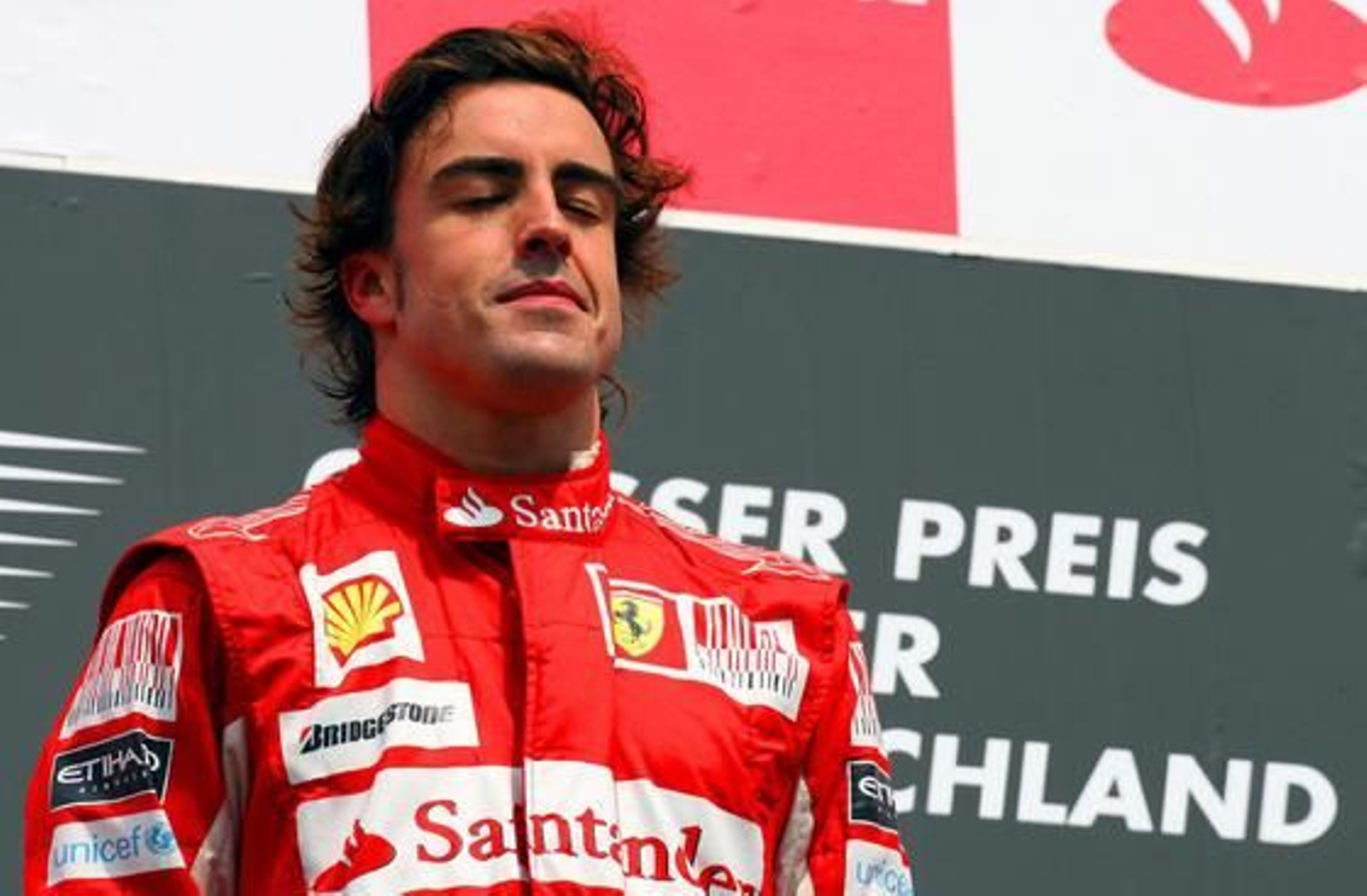 Alonso mientras suena el himno español.

Foto: efe