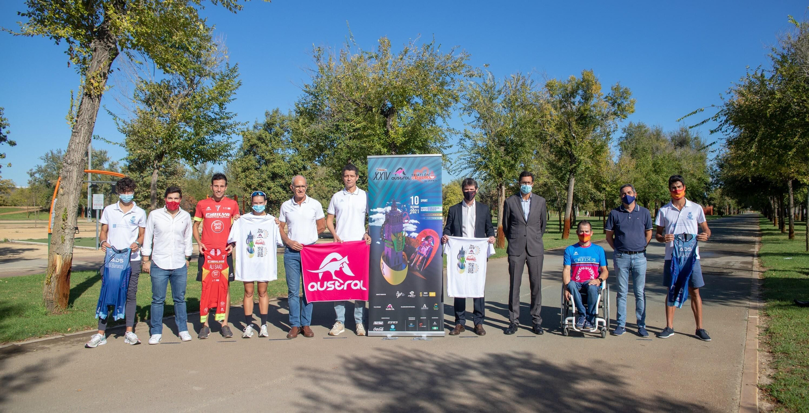 Una imagen de la presentación del Austral Triatlón de Sevilla en el parque del Alamillo.