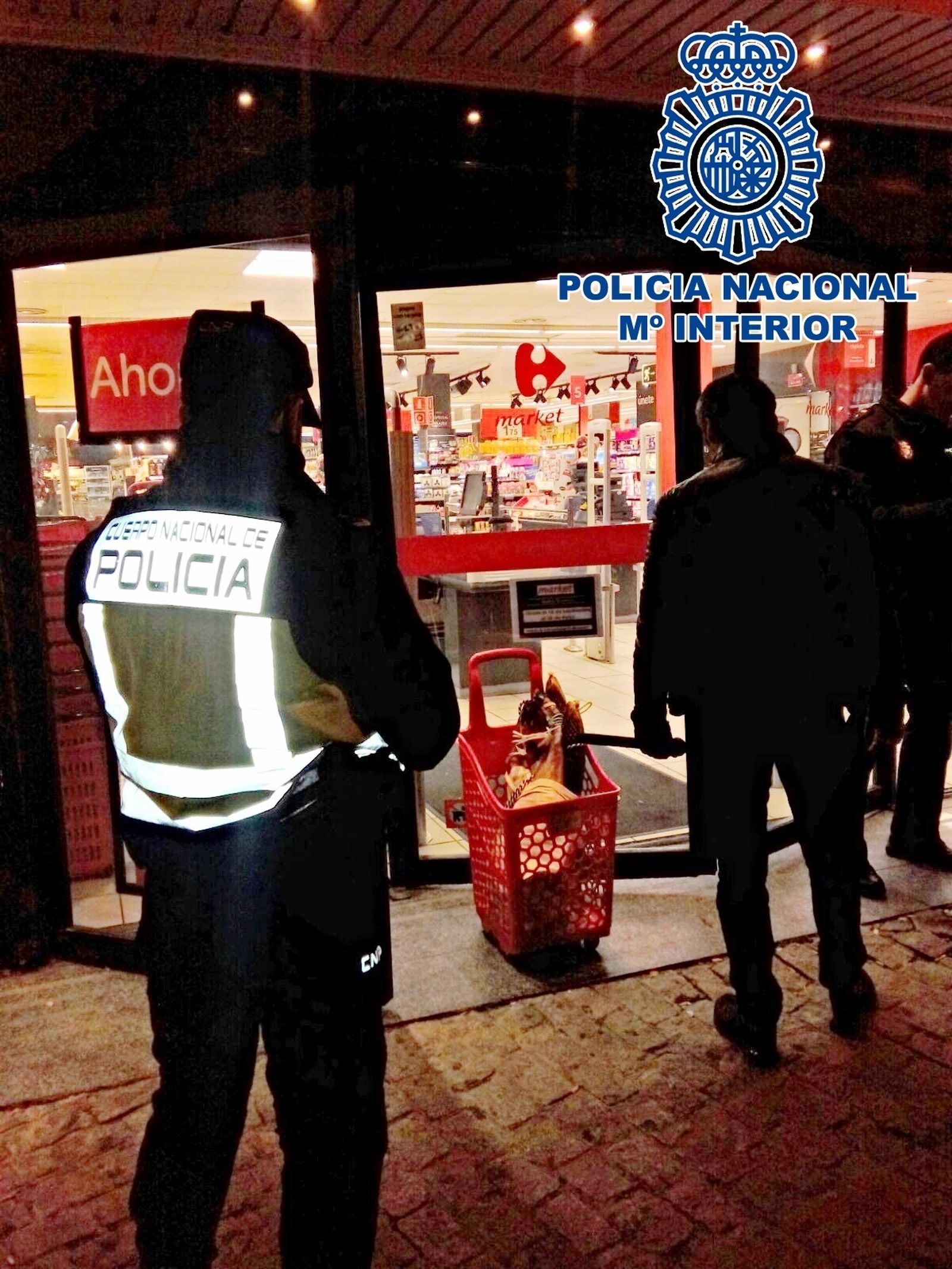 Los agentes, ante los productos robados en plena noche.
