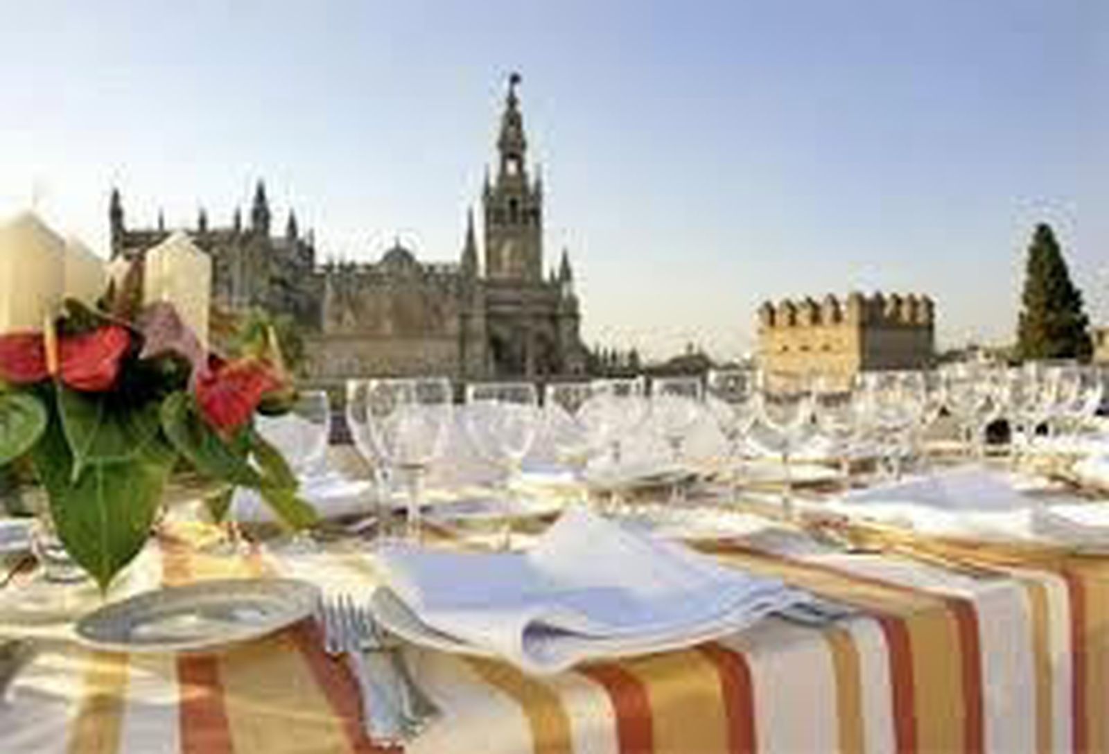 Una mesa con vistas a la Giralda.