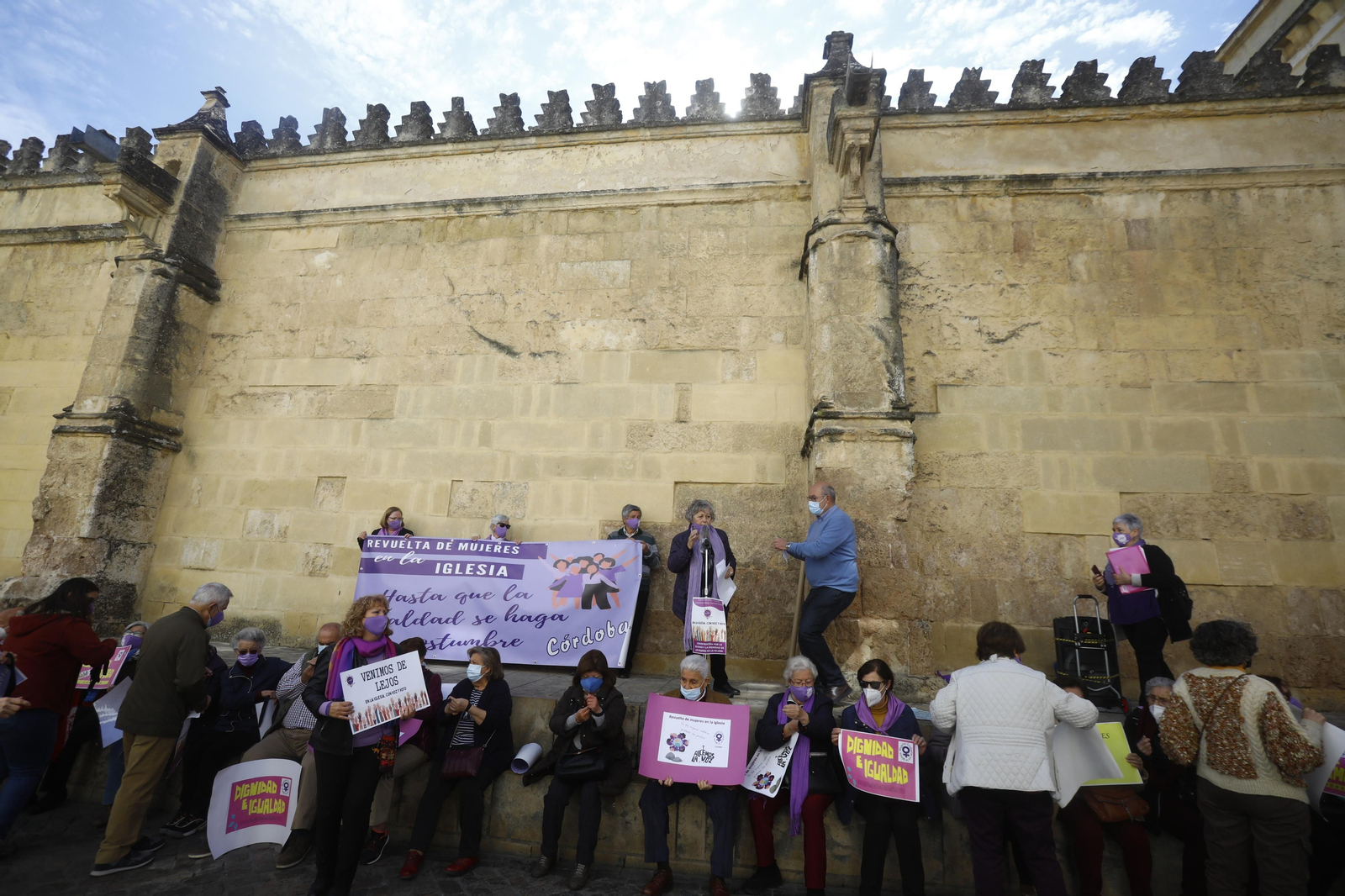 La Revuelta de Mujeres en la Iglesia de Córdoba se manifiestan para "tener voz y voto"